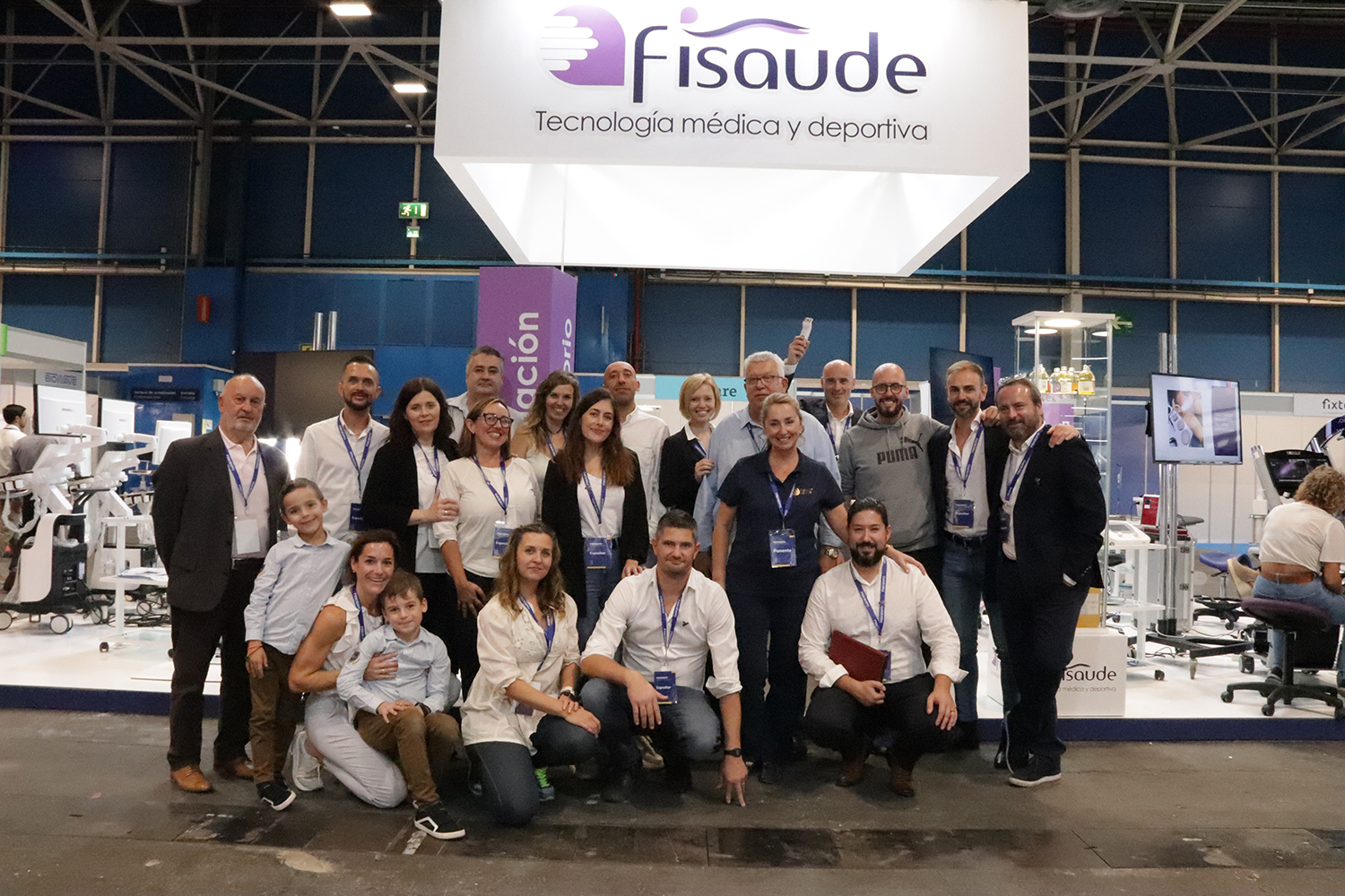 Fisaude brilla en Fisioexpo: Posado equipo stand