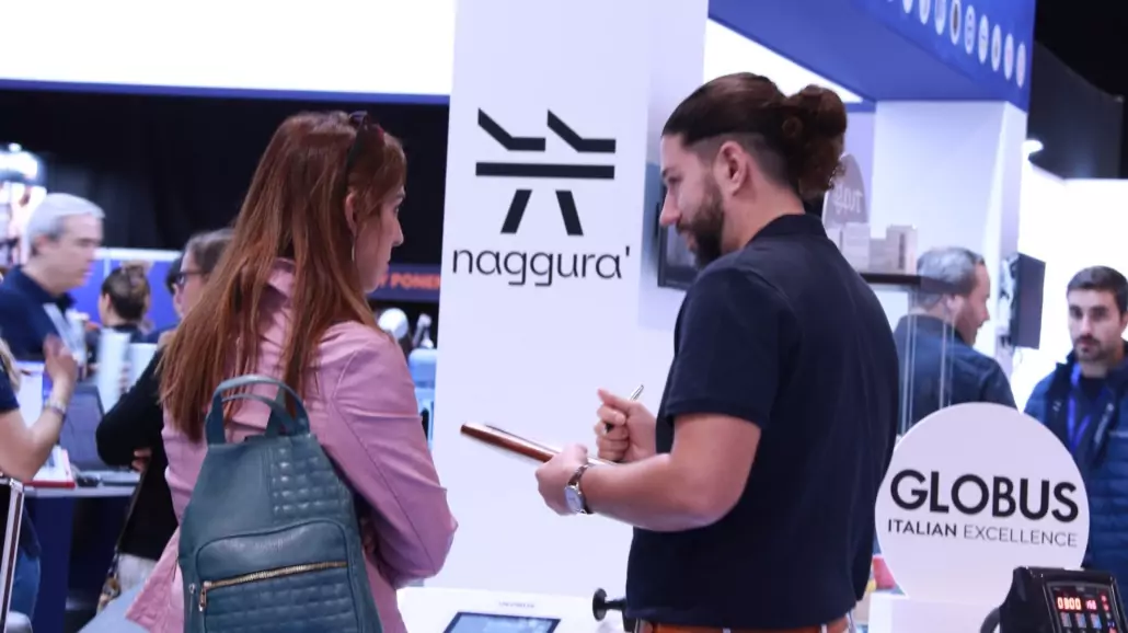 Cliente en el stand de Fisioexpo