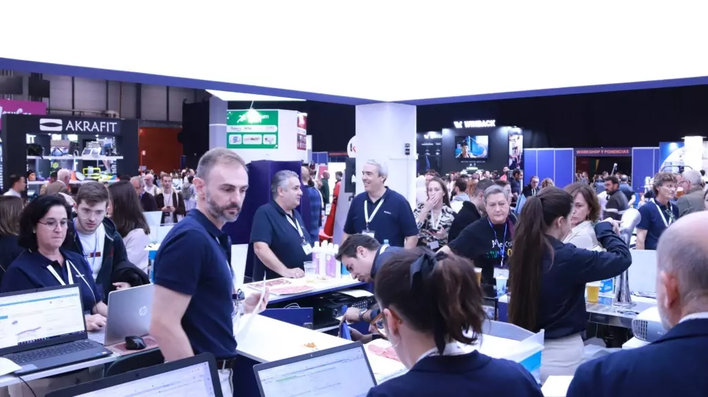 Equipo de Fisaude en el stand de Fisioexpo