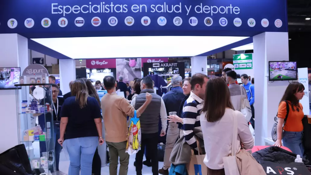 Público en el stand de Fisaude en Fisioexpo